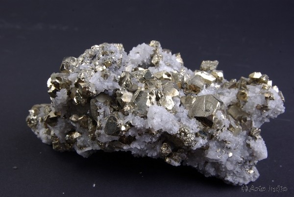 Pyrite / cat gold (FeS2) on quartz