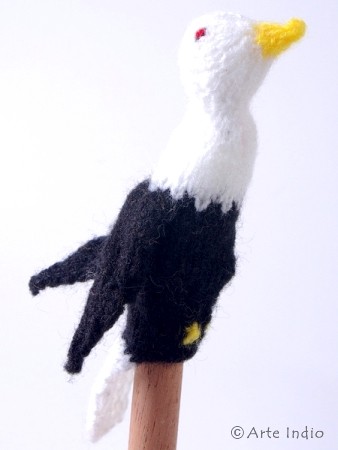 Finger puppet. Bird black and white