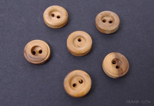 Wooden buttons. 2.2 cm. 6-pack