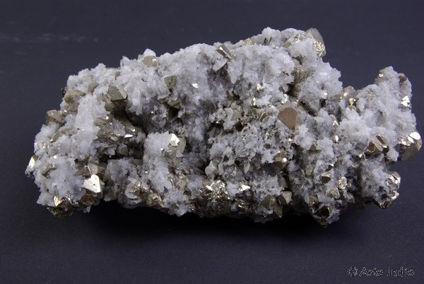 Pyrite / cat gold (FeS2) on quartz