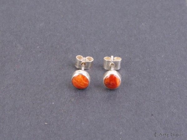 Silver stud earrings. Spondykus shell orange