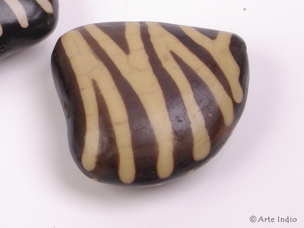 Chulucanas ceramic. Heart yellow / black