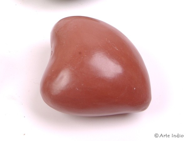 Chulucanas-Keramik. Herz rot